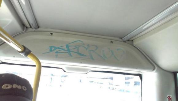 Pinta dentro de bus del Metropolitano