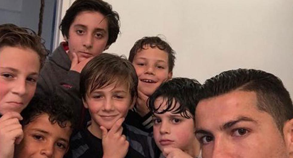 Cristiano Ronaldo realizó divertido Mannequin Challenge en Instagram con los amigos de su hijo.