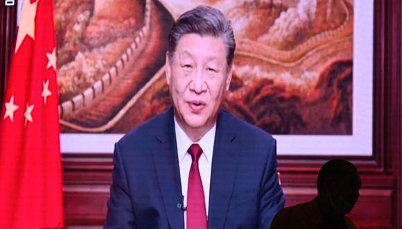 Gente cena en un restaurante mientras una pantalla transmite al presidente de China, Xi Jinping, mientras pronuncia su discurso de Año Nuevo en Beijing el 31 de diciembre de 2023. (Foto de Pedro Pardo / AFP)