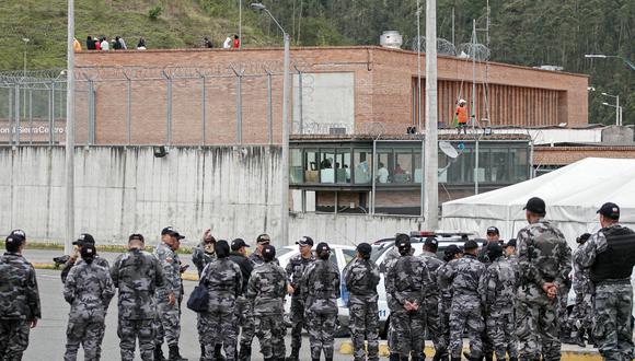 Las fuerzas policiales hacen guardia afuera de la prisión de Turi mientras los reclusos mantienen como rehenes a los guardias de la prisión, en Cuenca, Ecuador, el 8 de enero de 2024. (Foto de Fernando MACHADO/AFP)