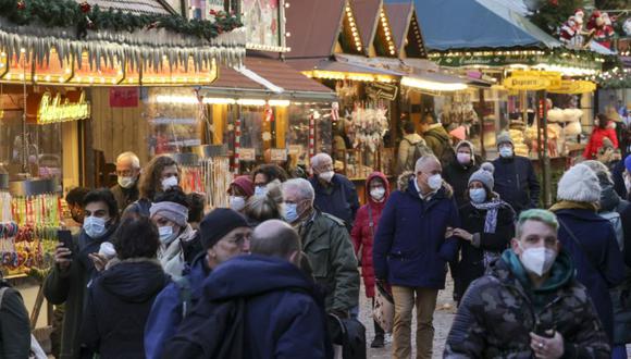Los visitantes usan máscaras faciales mientras visitan un mercado navideño en Frankfurt, Alemania. (Foto: Archivo/ Alex Kraus / Bloomberg).