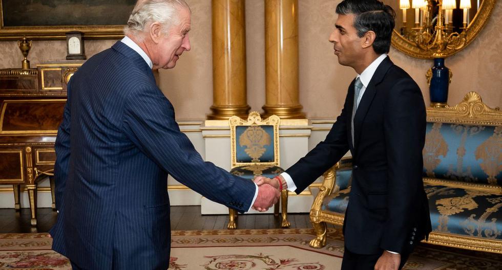 El rey Carlos III de Gran Bretaña saluda al recién nombrado líder del Partido Conservador y primer ministro del Reino Unido Rishi Sunak durante una audiencia en el Palacio de Buckingham. (Aaron Chown / AFP).
