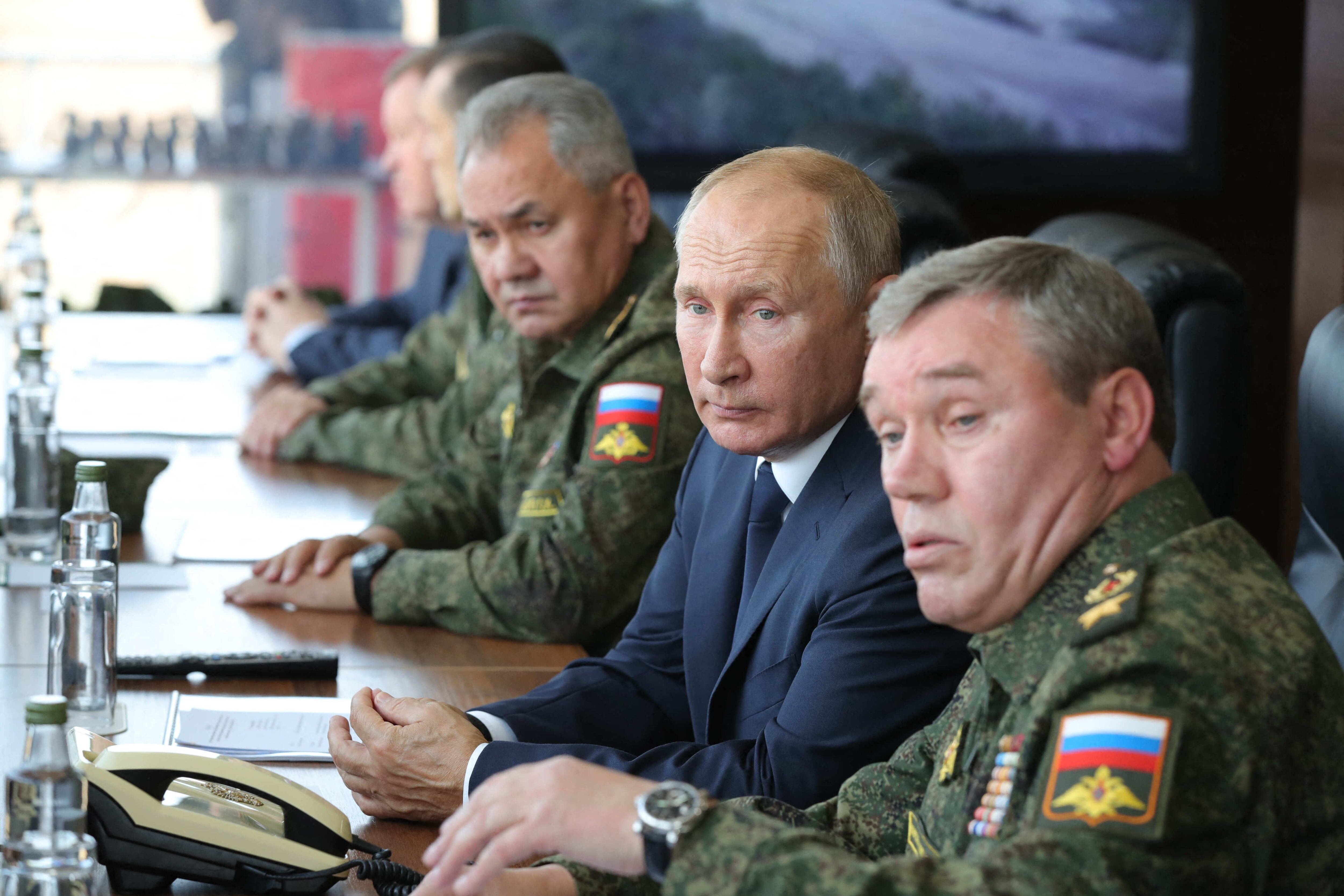 Russian President Vladimir Putin, accompanied by Defense Minister Sergei Shoigu (left) and Valery Gerasimov, Chief of the Russian General Staff, on September 25, 2020. (Photo by Mikhail KLIMENTYEV / SPUTNIK / AFP).