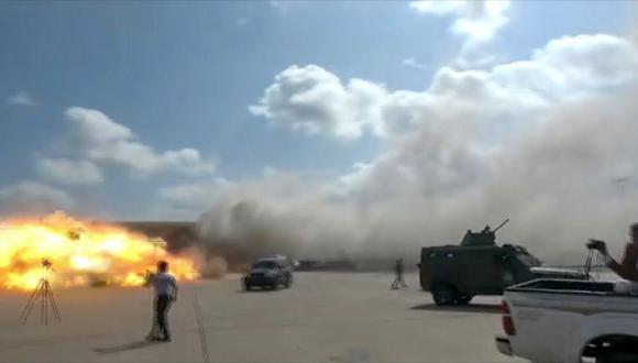 Momento exacto que un misil impacta en un aeropuerto de Yemen. (Foto: AFPTV / AFP)