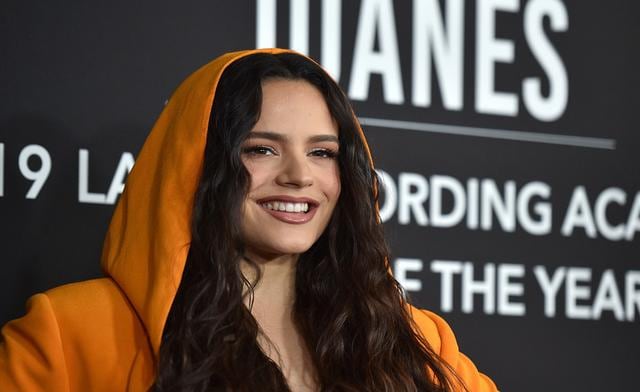 Rosalía asistió a Las Vegas para rendir homenaje al cantante colombiano Juanes en los Grammys Latinos. Recorre la galería y descubre más de su look. (Foto: AFP)