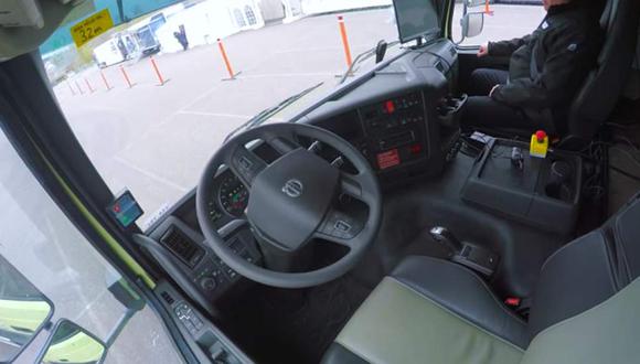 Este Volvo FMX trabaja con una serie de sensores, en conjunto con su sistema de GPS. (Youtube)