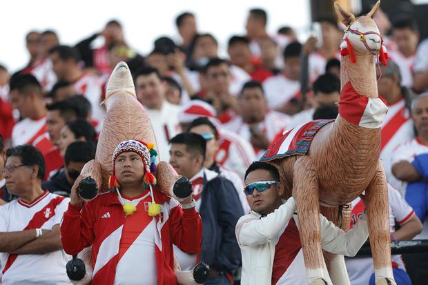 La hinchada peruana se hizo lugar desde tempranas horas en los exteriores del estadio de Colo Colo, así como también en el recinto del Cacique. (Foto: AFP)