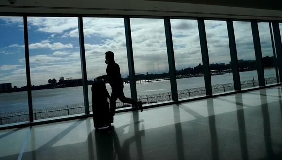 Una persona en el Aeropuerto La Guardia en Nueva York el 6 de marzo de 2021. (Foto: TIMOTHY A. CLARY / AFP)