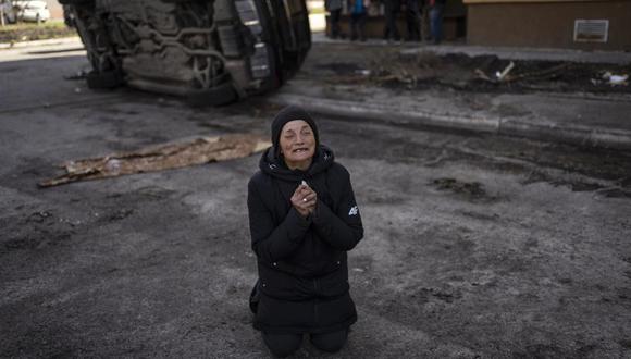 Tanya Nedashkivs'ka, de 57 años, llora por la muerte de su esposo, asesinado en Bucha, cerca de Kiev, por las tropas rusas. (AP Foto/Rodrigo Abd).