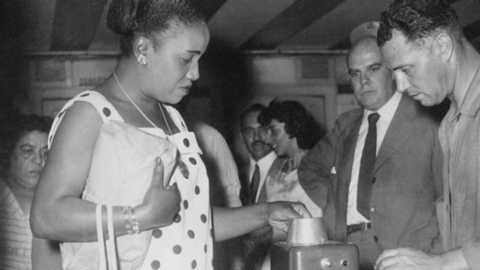En esta foto del Archivo General de la Nación de Argentina se ve a una mujer afrodescendiente en el metro de Buenos Aires en 1959. Foto: ARCHIVO GENERAL DE LA NACI'ON DE ARGENTINA, vía BBC Mundo