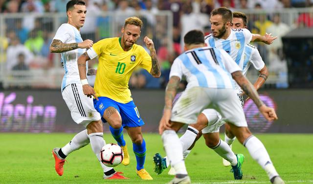 Argentina cayó 1-0 ante Brasil sobre el final del cotejo amistoso FIFA desde Arabia Saudita. (Foto: AFP)