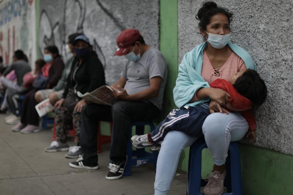 El colegio Nicolás Copérnico ha sido habilitado como centro de información, a fin de que solo se acerquen al Banco de la Nación quienes sí han sido beneficiados con este subsidio, el cual busca favorecer a las personas de bajo recursos. (Anthony Niño de Guzmán / @photo.gec)