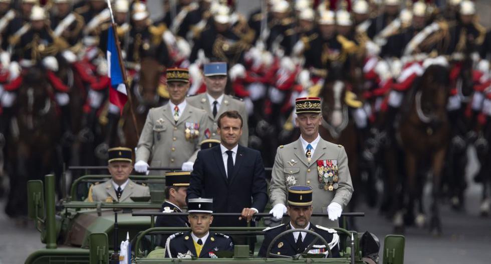 El líder francés recorrió la principal avenida de París en un vehículo militar escoltado por motocicletas y una procesión de caballería. (Foto: EFE)