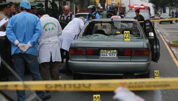 San Isidro: hombre es asesinado a balazos dentro de un taxi