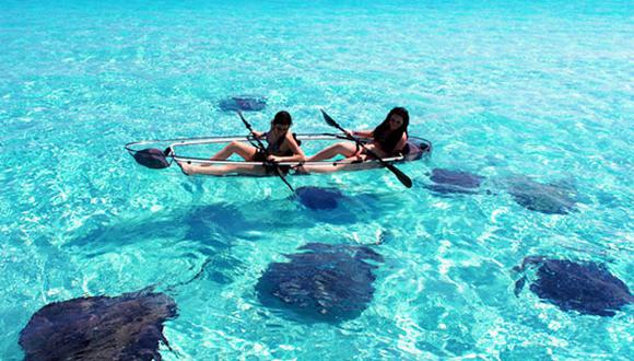 Disfruta del mar de forma diferente en este kayak transparente