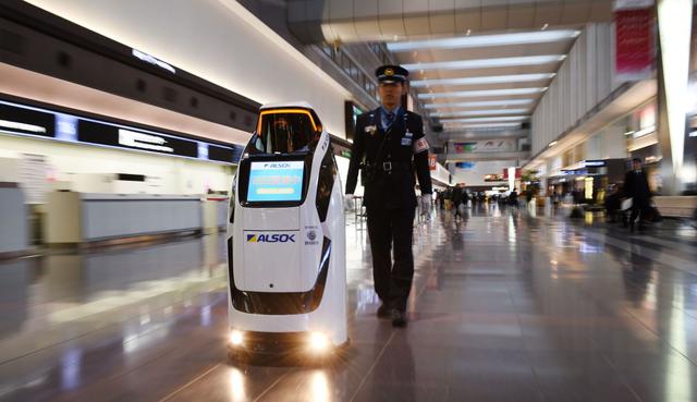 El robot guía "Reborg-X", hecho por la compañía Alsok. (Foto: Reuters)