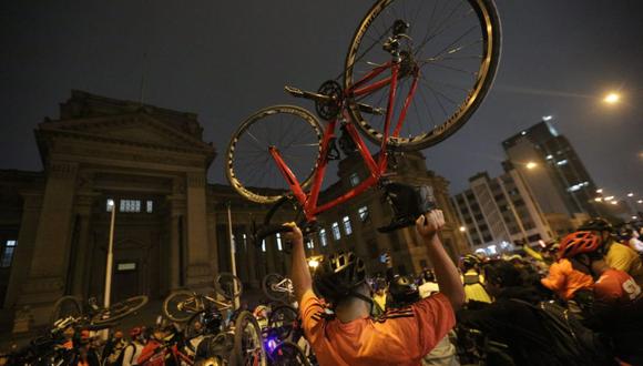 Ciclistas protestaron frente al Palacio de Justicia para exigir dar con los responsables del fatal accidente. Foto: GEC