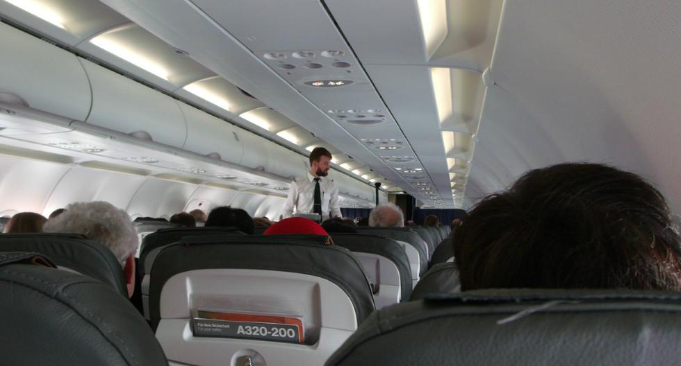 Adele, una tripulante de cabina de la aerolínea Southwest, utilizó creativas rimas para informar a los pasajeros las instrucciones de seguridad del vuelo. (Foto: Captura | Caters Clips)