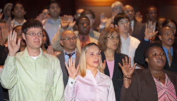 Cientos de inmigrantes celebran este 4 de julio la obtención de la ciudadanía en EE.UU en más de 170 ceremonias realizadas por todo el país. (Foto: AFP)