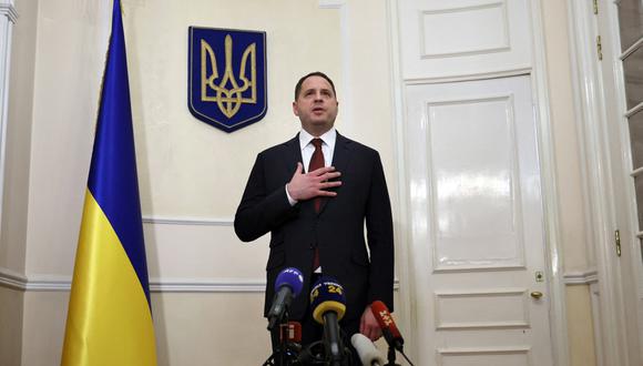 Andriy Yermak, asesor de la presidencia de Ucrania, brinda una conferencia de prensa desde la sede diplomática de su gobierno en París, luego de que se celebrar la reunión entre las delegaciones de Ucrania, Rusia, Alemania y Francia en el Palacio del Elíseo para disminuir la tensión en la región. (Foto: Thomas Coex / AFP)