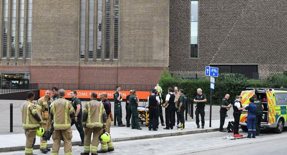 Imagen de archivo de la policía, los equipos de ambulancias y los bomberos en las afueras del Tate Modern el pasado 4 de agosto de 2019 después de que se evacuara tras la caída del menor del décimo piso. (AFP)