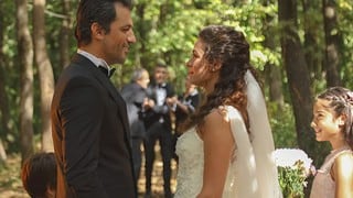 Apenas 20 invitados: así fue la boda de Özge Özpirinçci con Burak Yamantürk