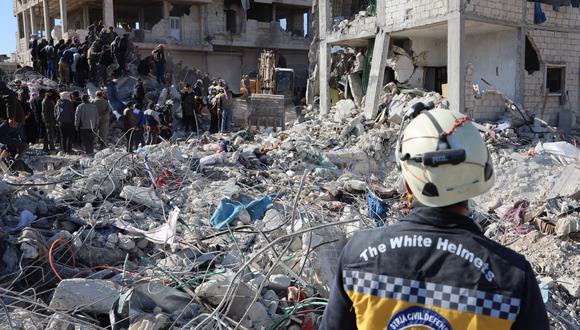 Los equipos de rescate buscan sobrevivientes entre los escombros de un edificio en la ciudad siria de Jindayris, controlada por los rebeldes, tras el mortífero terremoto que sacudió Turquía y Siria. (Foto: AFP)