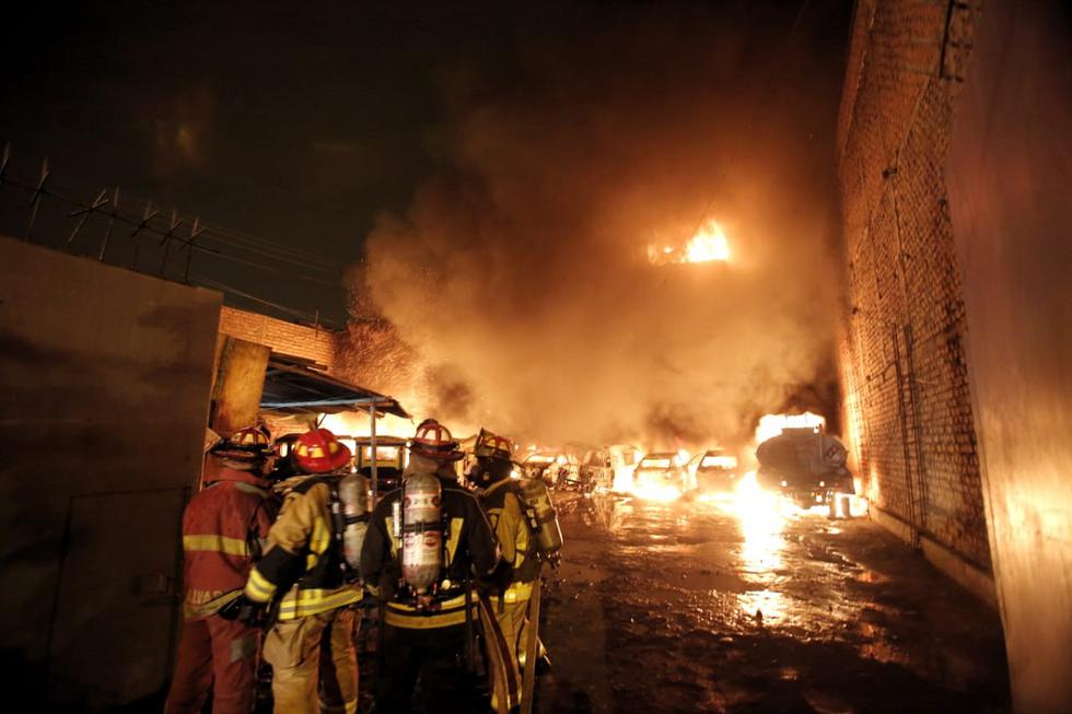 Trece unidades de bomberos fueron necesarias para atender un incendio registrado esta madrugada en una cochera ubicada en la cuadra 3 de la avenida Berlín, el distrito de Ate Vitarte. El siniestro dejó cuantiosas pérdidas materiales. (Foto: César Grados / @photo.gec)