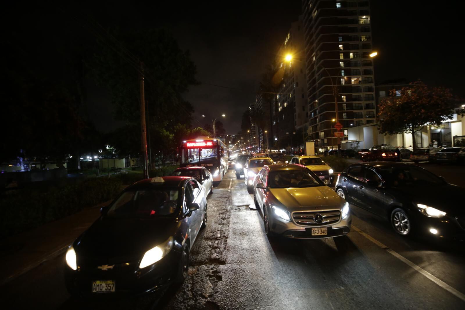 El Comercio recorrió en auto, por dos días seguidos, las avenidas Grau y San Martín y comprobó al alto grado de congestionamiento que se genera entre las 6 de la tarde y las 10 de la noche. (Foto: César Bueno)