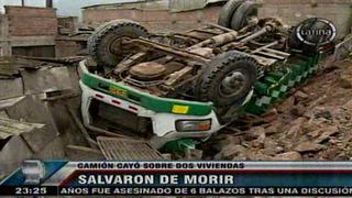 Villa María del Triunfo: un camión cayó sobre dos viviendas