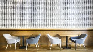 Una pared de tazas es la estrella en esta cafetería de Polonia