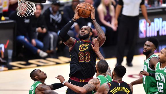 Los Cleveland Cavaliers, con gran actuación de LeBron James, derrotaron a los Boston Celtics e igualaron la serie. (Foto: AFP)