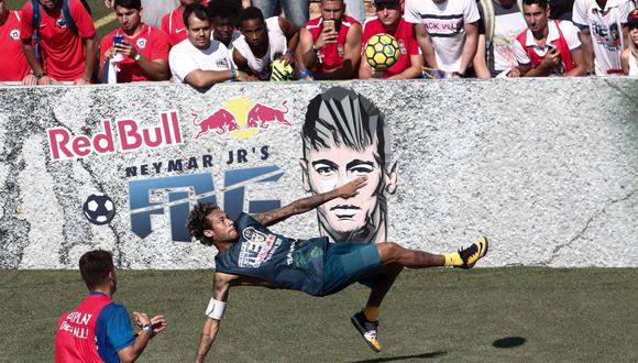 Las jugadas de Neymar y Gabriel Jesús en el fútbol callejero fueron grabadas y compartidas en YouTube. Los brasileños realizaron lujos sacados de los videojuegos. (Foto: EFE)