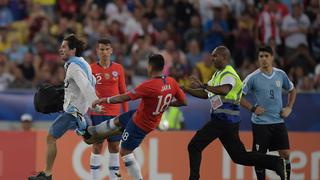 Copa América: ¿Gonzalo Jara debió ser expulsado por agredir a un hincha en el duelo ante Uruguay?