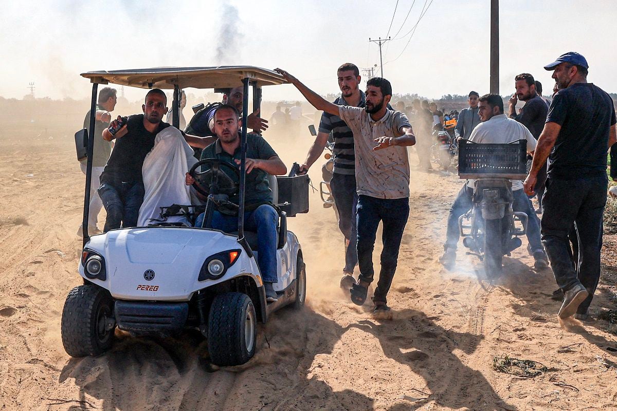 Palestinians transport a supposedly captured Israeli, in Khan Yunis, in the south of the Gaza Strip, on October 7, 2023. (AFP Photo)