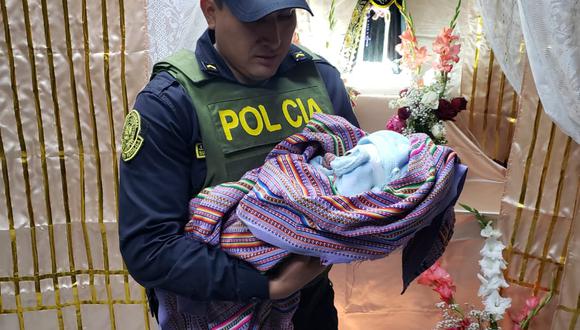 Infante tendría dos semanas de nacido. Juzgado dispuso que fuera internado en la aldea infantil de Huaraz. (Foto: PNP)