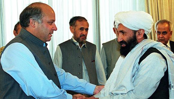 Los talibanes designaron como primer ministro interino a Mohammad Hasan Akhund (a la derecha), quien figura en una lista de sanciones de la ONU y fue parte del brutal régimen de los islamistas entre 1996 y 2001. (Foto: Saeed Khan / AFP)