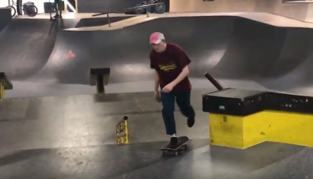 El muchacho sentía mucha confianza en su habilidad con el skate. (YouTube: Caters Clips)