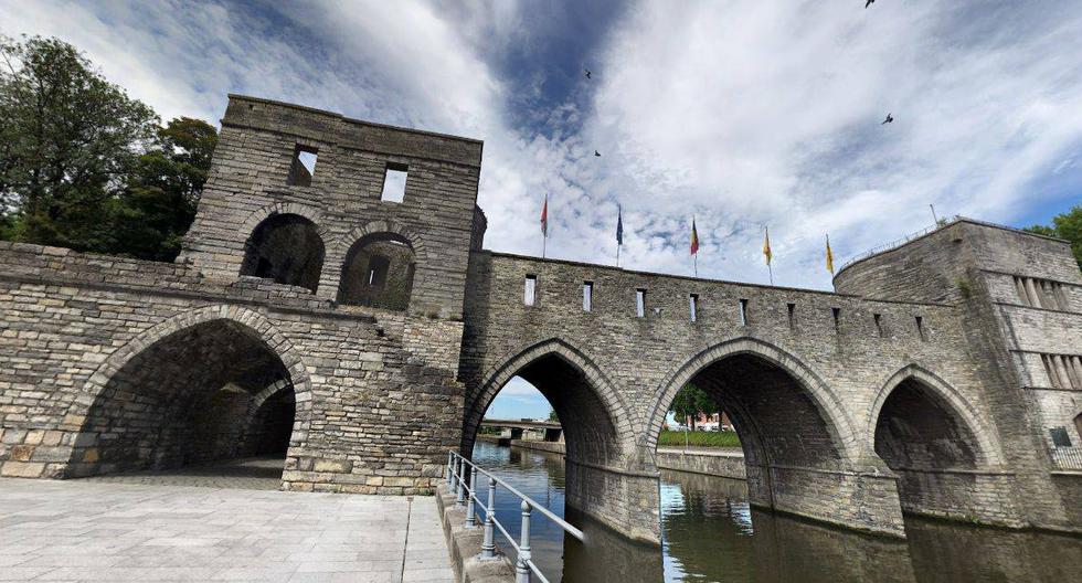 En 2007, la ciudad se planteó excavar otro canal para salvar su puente medieval, pero la idea fue aparcada por su alto coste. (Foto: Google Maps)