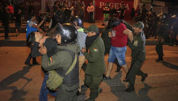 La Policía de Bolivia dispersó con medios antidisturbios a grupos de personas que protestaban en el exterior de un mitin del presidente del país, Evo Morales, en la ciudad de Santa Cruz. (EFE)