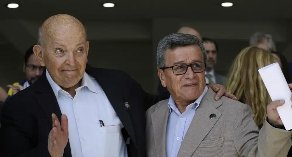 José Otty Patiño, jefe negociador del gobierno colombiano, a la izquierda, y Pablo Beltrán, comandante y jefe negociador del ELN, saludan después de la ceremonia de apertura de la segunda ronda de conversaciones en la Ciudad de México.