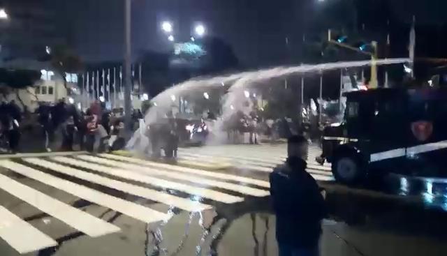 Los policías lanzaron bombas lacrimógenas para dispersar a los profesores en hulega que pretendían llegar al Congreso de la República.