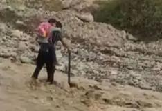 Tacna: docente carga a su alumna en la espalda para que pueda cruzar el río y acudir a clases