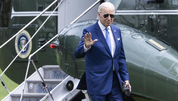 El presidente de Estados Unidos, Joe Biden, regresa a la Casa Blanca desde la Base de la Fuerza Aérea Andrews, donde asistió a una sesión informativa sobre preparación para huracanes. (EFE/EPA/JIM LO SCALZO).