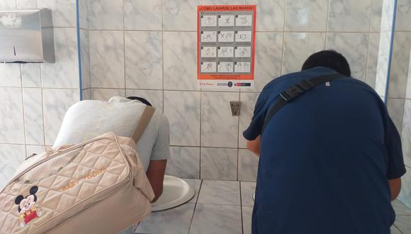 Sin jabón líquido ni papel higiénico, esta es la situación en los baños del hospital Hipólito Unanue, en El Agustino. (Foto: Juan Guillermo Lara/GEC)