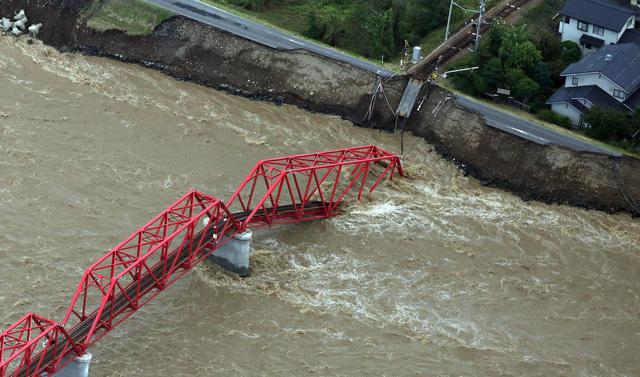 Una imagen aérea muestra un puente colapsado sobre el río Chikuma en Ueda, prefectura de Nagano. (EFE).