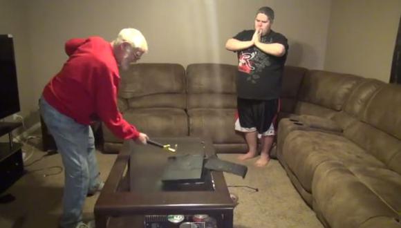 YouTube: abuelo destrozó PS4 de nieto por culpa de galletas