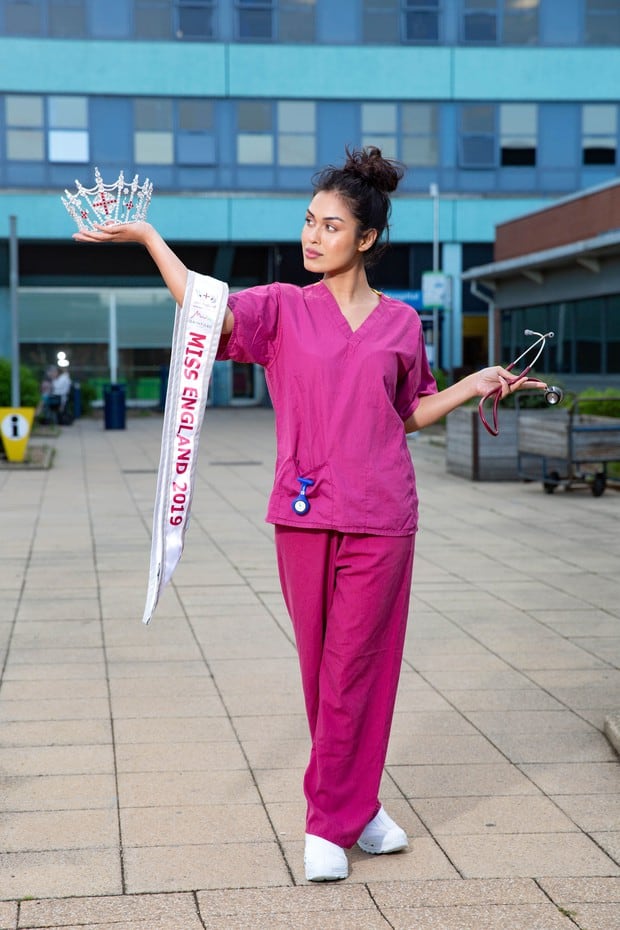 Bhasha Mukherjee en el Pilgrim Hospital, en Boston, Inglaterra. Ella ganó el Miss Inglaterra el jueves por la noche y el viernes por la mañana tuvo que ir a su primer día de trabajo. (Foto: AFP)