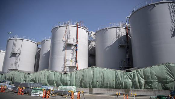 Esta fotografía tomada el 5 de marzo de 2022 muestra los tanques de almacenamiento de agua contaminada tratada en la planta de energía nuclear Fukushima. (Foto: CHARLY TRIBALLEAU / AFP)
