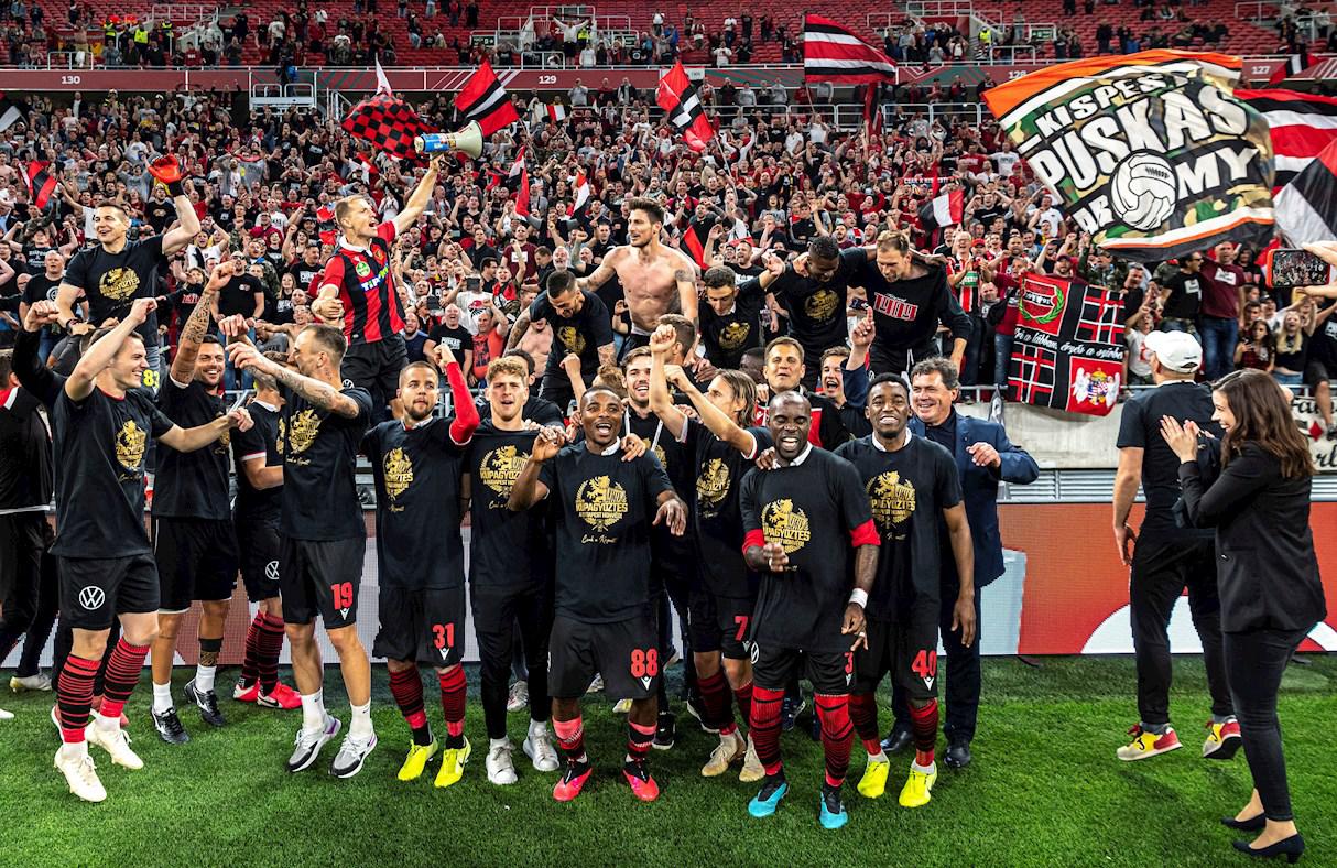 Budapest Honved se coronó campeón de la Copa de Hungría en un partido con abrazos, hinchas en las tribunas y sin mascarillas de protección. (Foto. EFE)